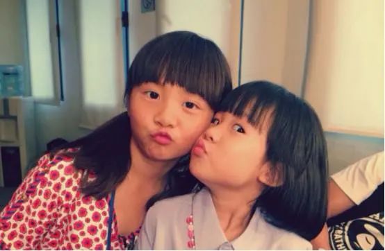 鲍蕾|鲍蕾晒带娃日常，12岁贝儿弹吉他有模有样，妹妹在镜头前捣乱