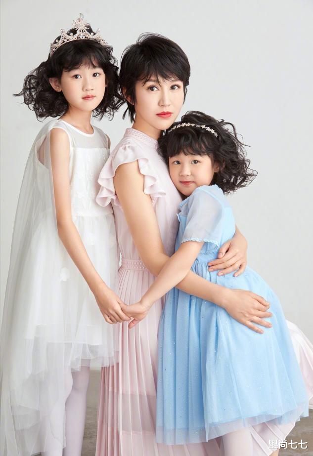 里尚七七|陆毅一家四口出游被偶遇，12岁女儿形象瞩目，一双仙鹤腿太吸睛