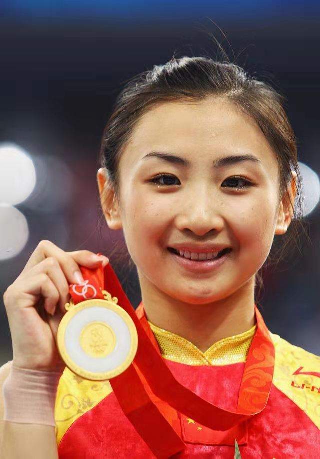 何雯娜|何雯娜的故事,15岁退队与初恋私奔,与前男友“吊环王”撕破脸!