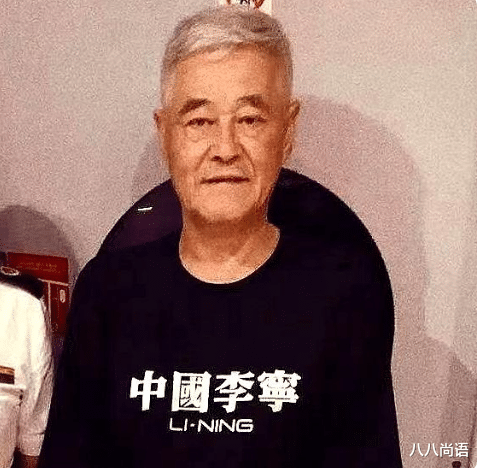 赵本山|赵本山不坐私人飞机，坐高铁罕见出镜，看起来比实际年龄苍老很多