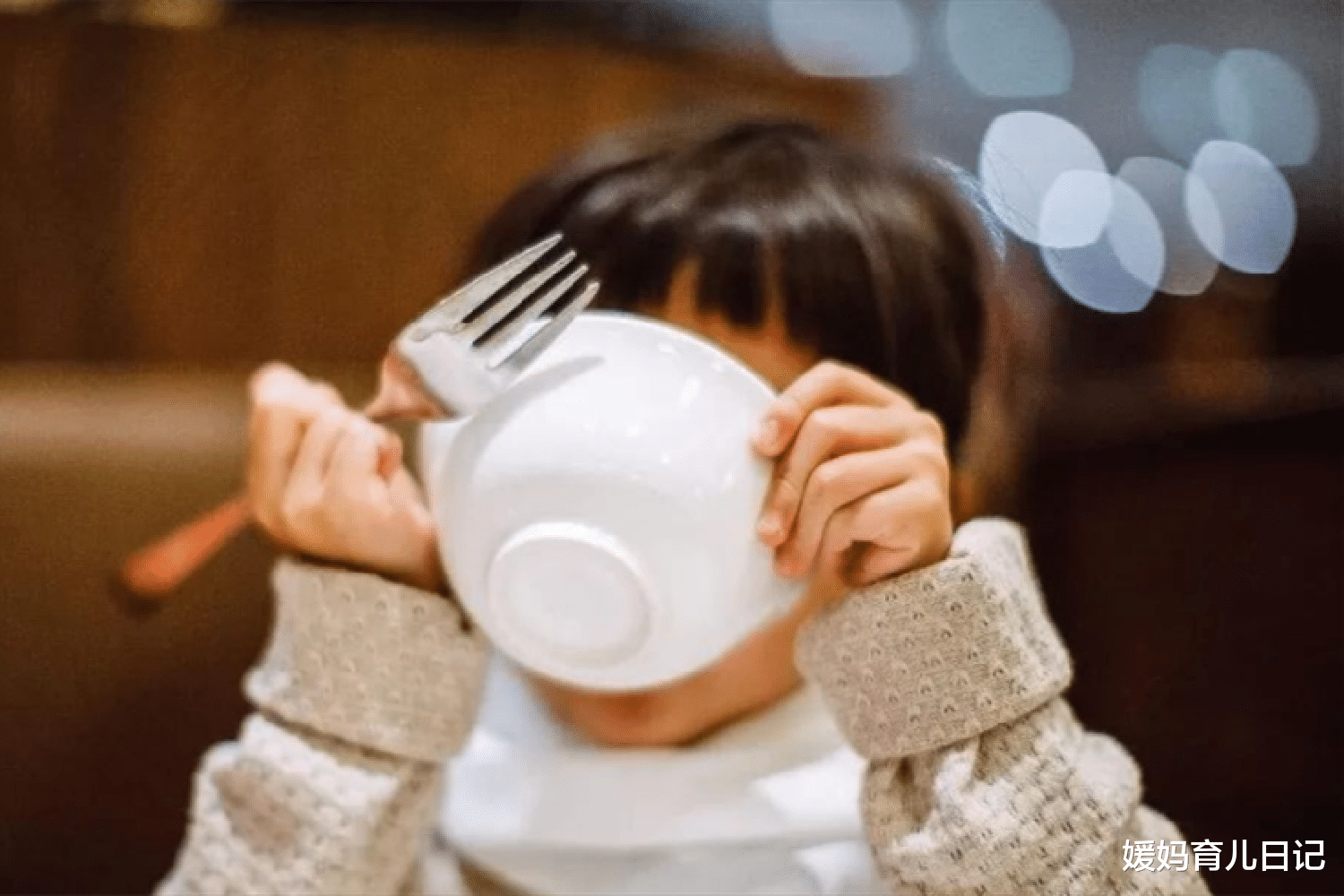 媛妈育儿日记|宝宝自主进食吃得太脏怎么办？家长的耐心，将换来良好的饮食习惯