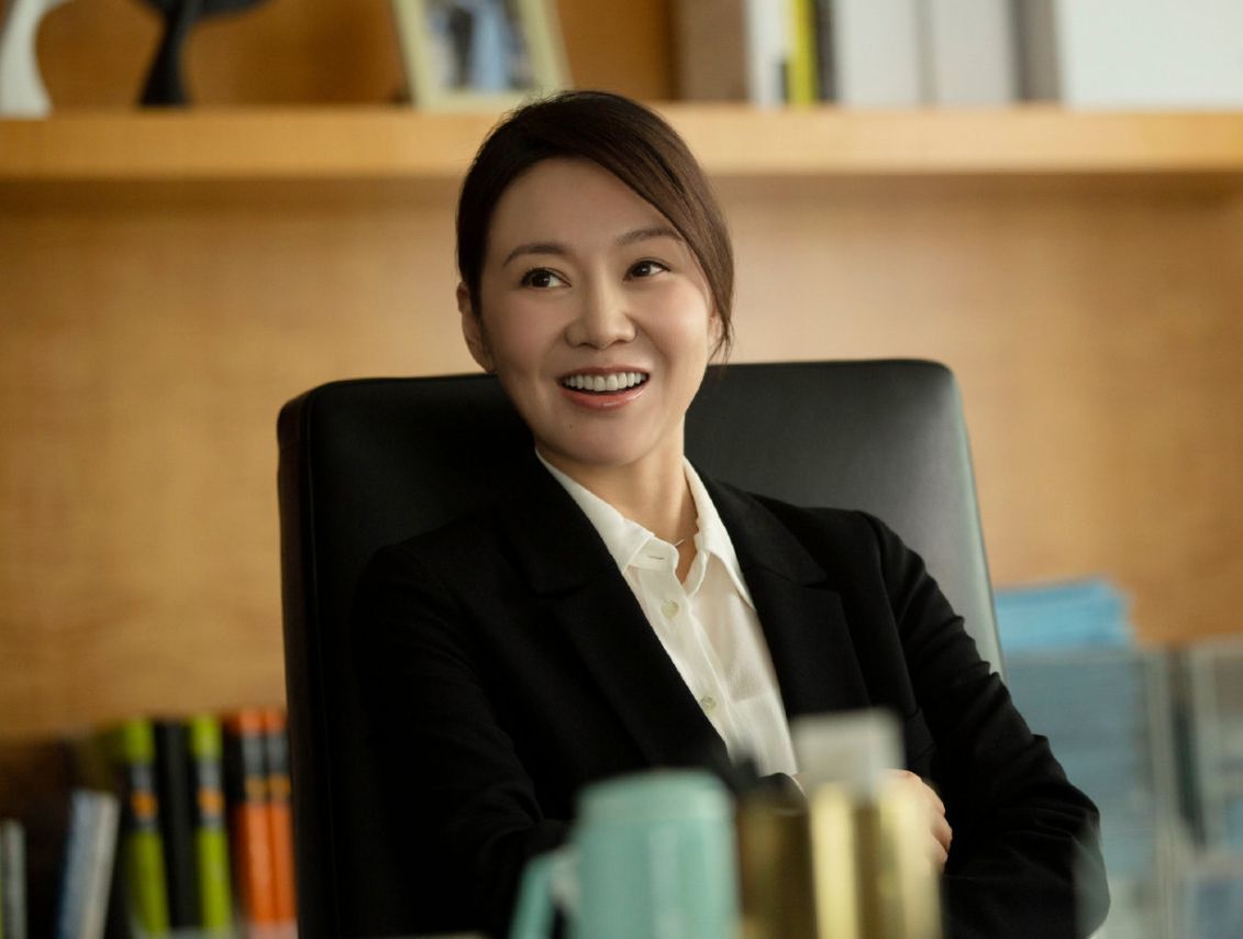 闫妮|闫妮新剧造型真飒，连穿8套西装变女强人，扎小啾啾也不影响气场