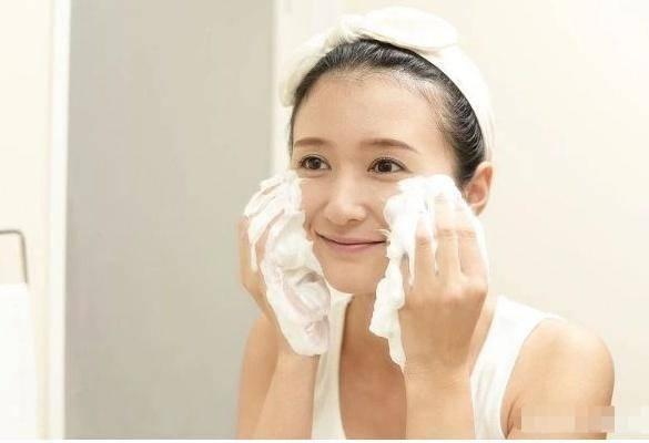 衬衫 补水洗面奶什么牌子好 适合干皮用的补水洗面奶安利