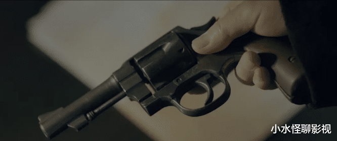 悬崖之上|《悬崖之上》，凭借3个细节而不是1个，老张确定老冯是特务！