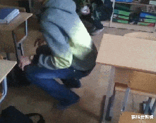 无意间发现他办公桌上有一个这样的装修方案,你们说老板的桌子上放这个东西是想干什么啊?