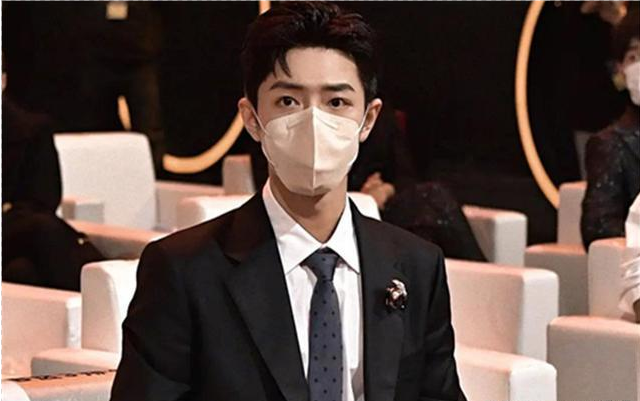 肖战|只因帮女明星提了裙子，就被粉丝脱粉回踩，饭圈极端粉丝有多可怕