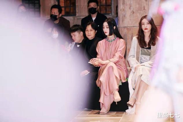 里尚七七 范冰冰剪新发型看秀,公主切配日系妆好怪异,脸白过头像假人