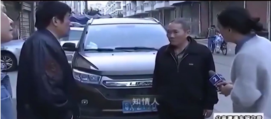 父亲去世留下一套房子,被亲叔叔无理霸占,母女上门讨说法却被打