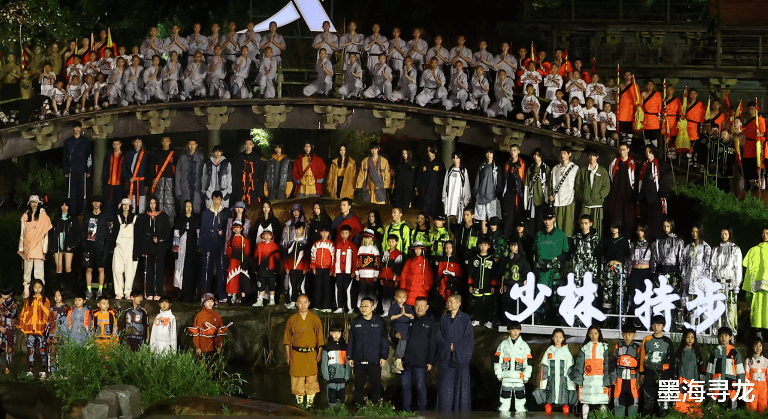 释小龙|活动现场景甜范丞丞打伞，被释小龙同框打脸，连品牌老总都在淋雨