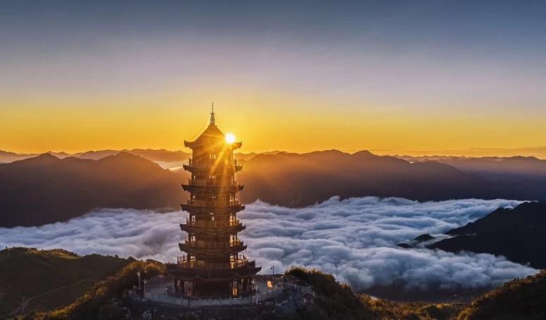 四川省 四川又一景区火了，藏有一条80度悬崖公路，公路落差达到447米