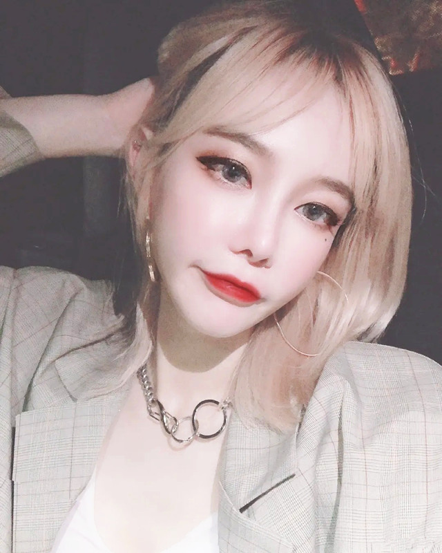 全球时尚号|吴亦凡“绯闻女友”林西娅，穿女团风的服装魅力十足，自带滤镜