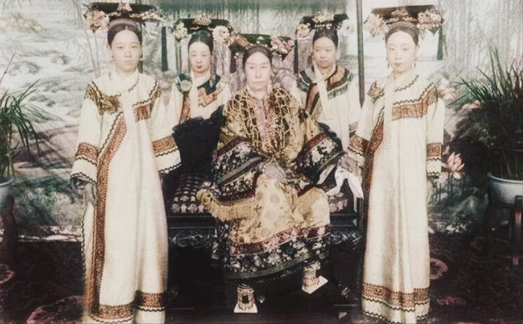 慈禧太后|慈禧如厕时，宫女口含温水候在一旁，太后是真会享受