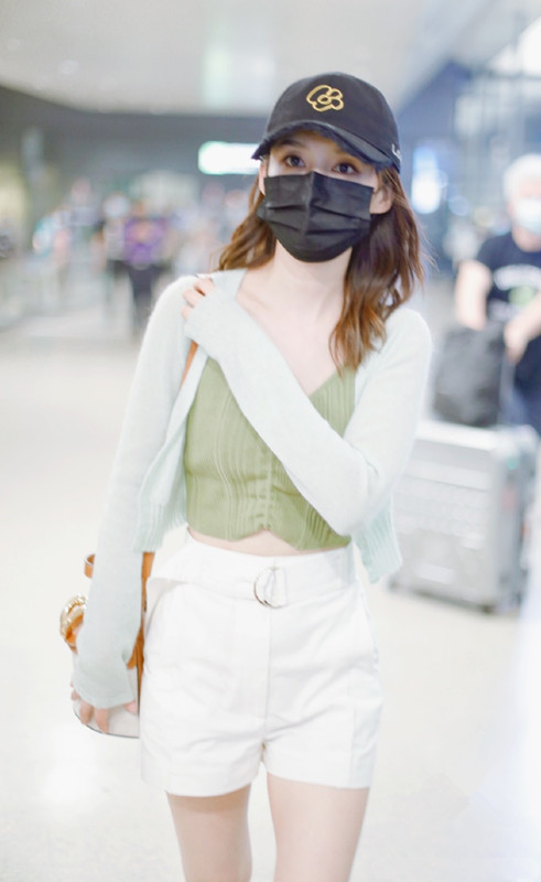 李沁|李沁这么穿才有夏天的味道，一件淡绿色的针织衫搭短裤，美得很！