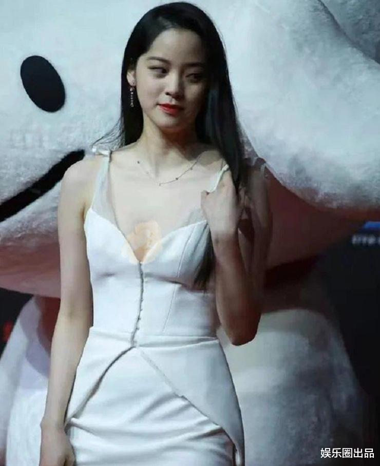 欧阳娜娜|欧阳娜娜的清纯真不是装的，活动旧照曝光，一颦一笑尽显少女感