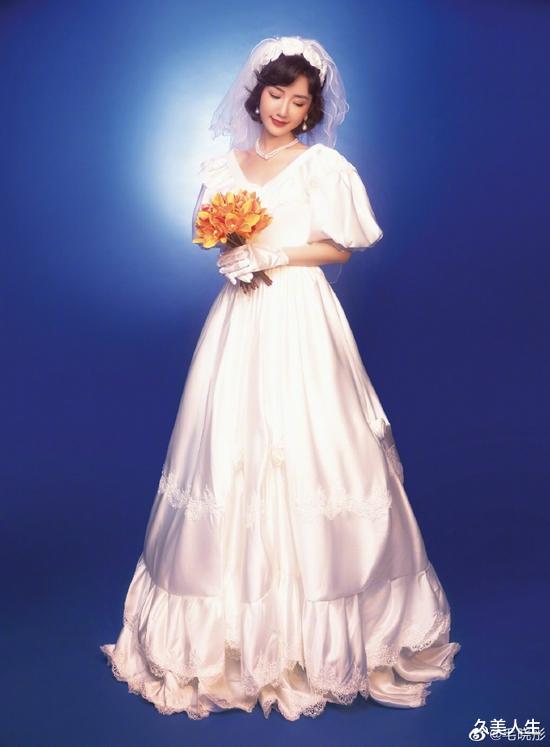久美人生|毛晓彤晒乔三丽复古婚纱照 手拿捧花黑发红唇美貌吸睛
