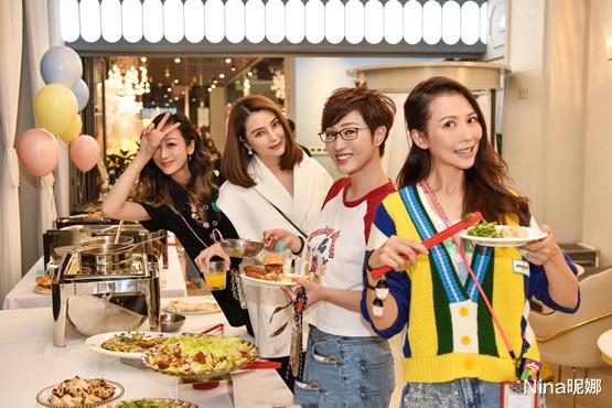 卫衣|陈浩民妻子生日太隆重，穿笑脸卫衣豪华闺蜜团作陪，打扮时髦是选美现场