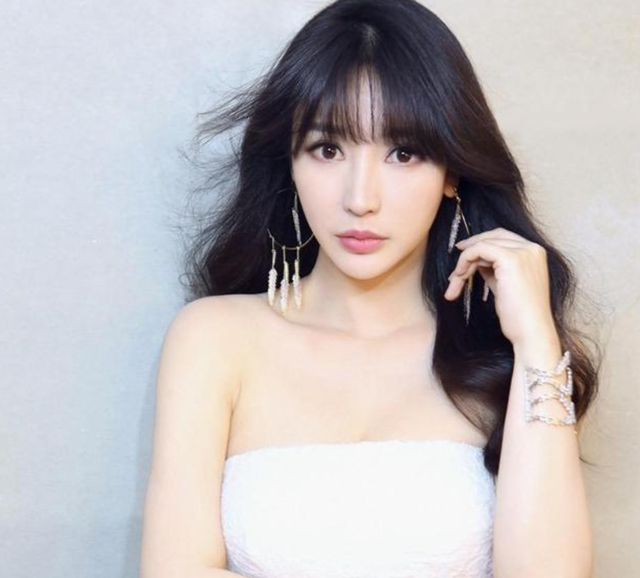 赵丽颖|41岁柳岩被路人抓拍，生图下身材引热议：还算是女神吗