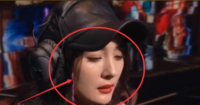 杨幂|杨幂游戏直播全程被关美颜，看清她怼脸镜头下的脸，这哪像34岁？
