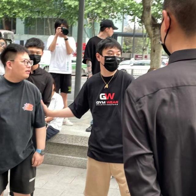 一回合说故事 王思聪成都疯狂购物，吸引路人围观几乎瘫痪店铺，同款遭抢购一空