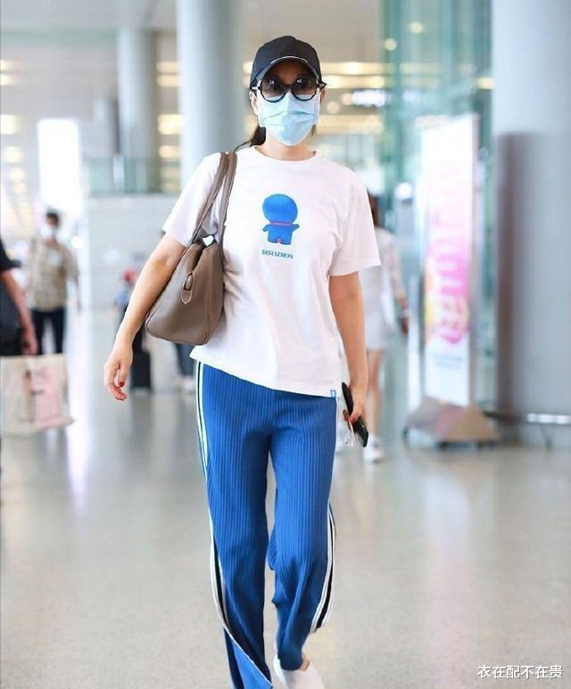 衣在配不在贵 闫妮的围巾戴得有点早,别人配大衣和风衣,她却配卫衣,仍惊艳了