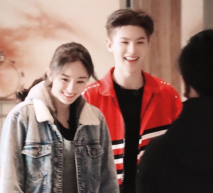 杨幂|杨幂无惧寒冷穿黑丝袜秀超长美腿，低调与19岁小鲜肉黄明昊同行