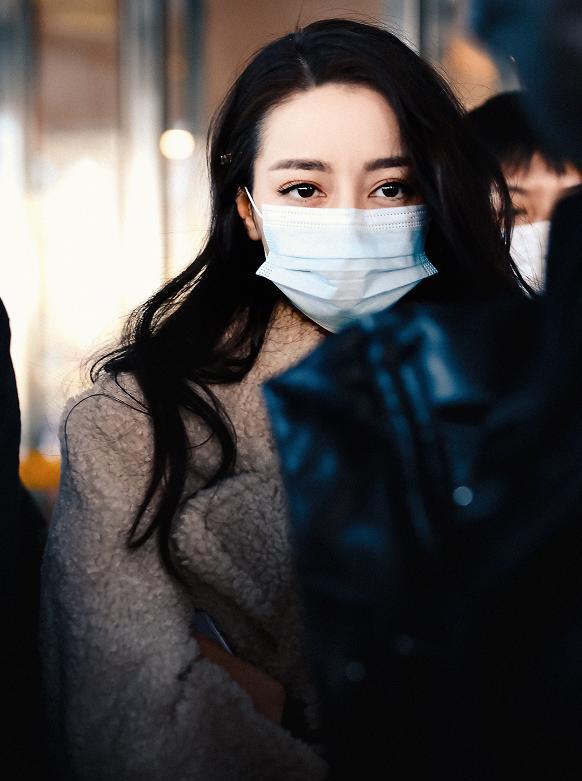 迪丽热巴|热巴上班被抓拍，生图下与路人肤色对比：是奶油和巧克力的区别