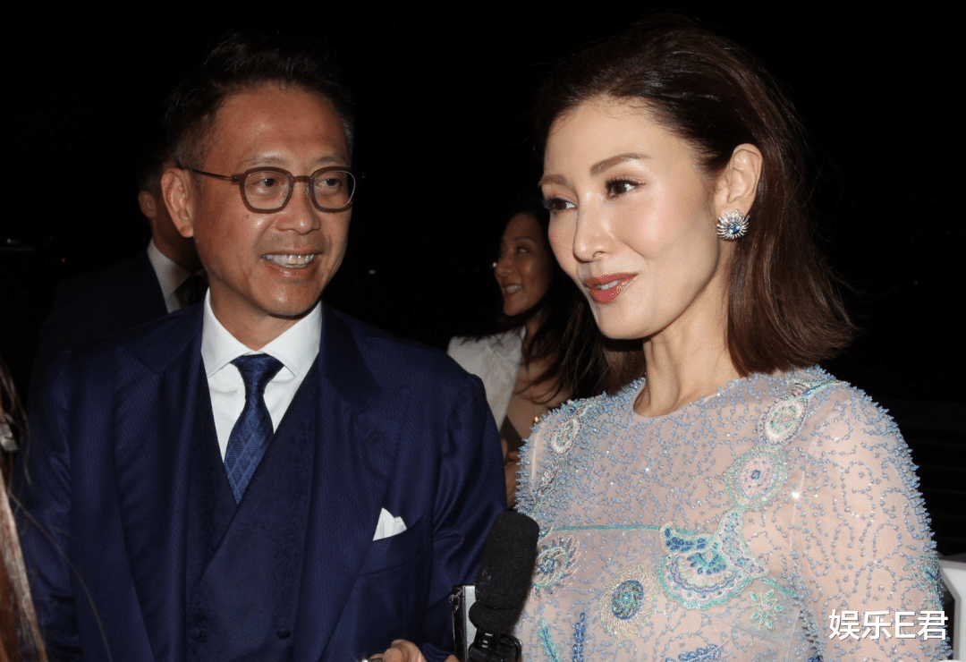 甘比|甘比与李嘉欣同场出席活动，一个大方接受访问，另一个却躲着记者