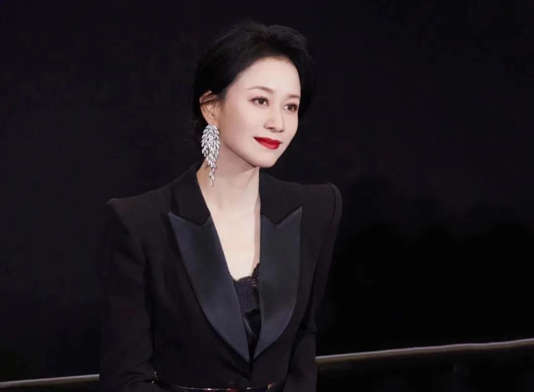 倪虹洁|“一个女人没甩过100个男人是不完整的”:活成野猫的她,太爽了!