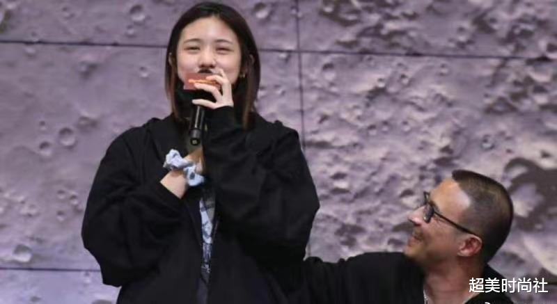 金泫雅|章子怡分享一家人出游照片,两娃穿搭洋气,素颜状态与娃亲密互动