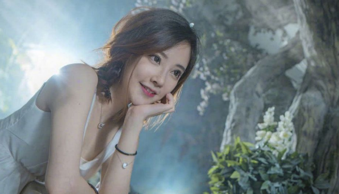 冯提莫|冯提莫身穿短裙出席签售会，粉丝激动不已，现场不要太热闹