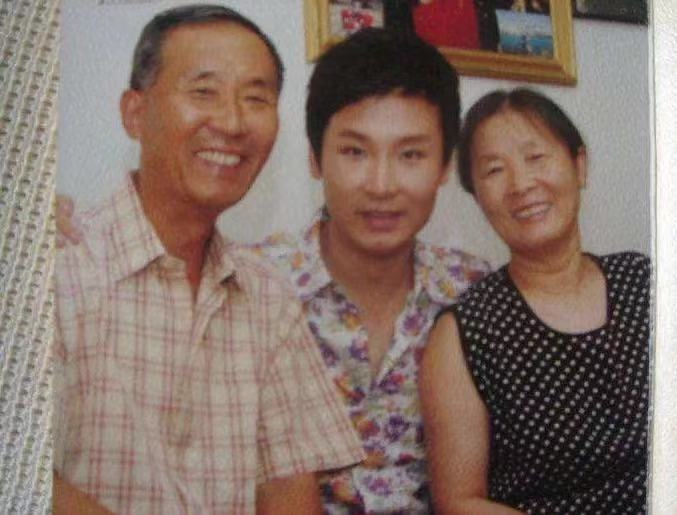 刘和刚|刘和刚一家四口外出游玩，一双儿女超像爸爸，手上两根棒子700块