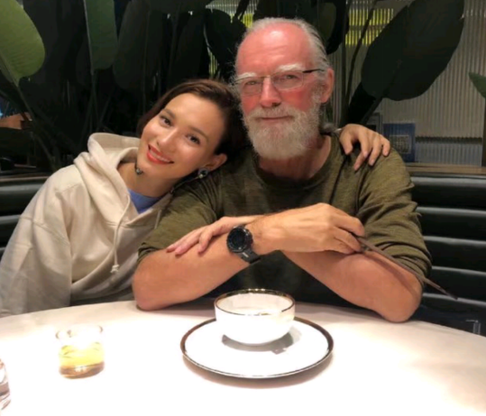 韩庚|韩庚老婆怀孕了?家中素颜做瑜伽小腹凸起,刻意遮挡腹部遭质疑