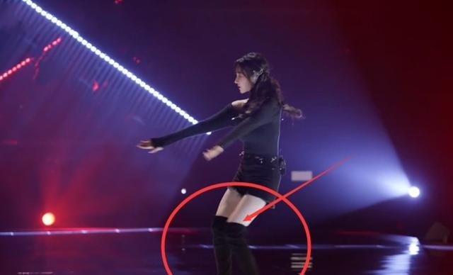 陈小纭|陈小纭遇事故，长筒靴突然滑落，下一秒救场姿势看呆全场姐姐