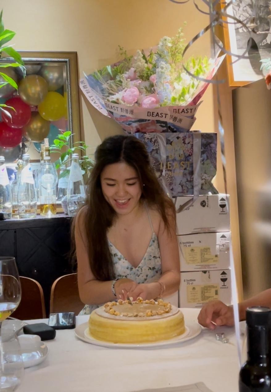 八只爪的猫|钟镇涛女儿庆生,一袭吊带裙真时尚