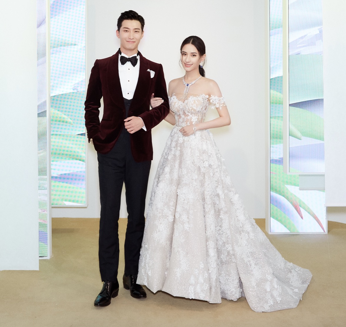 五台山|何超莲凌晨晒照为窦骁庆生，搂住男友“啃”，窦骁留言甜蜜抱怨