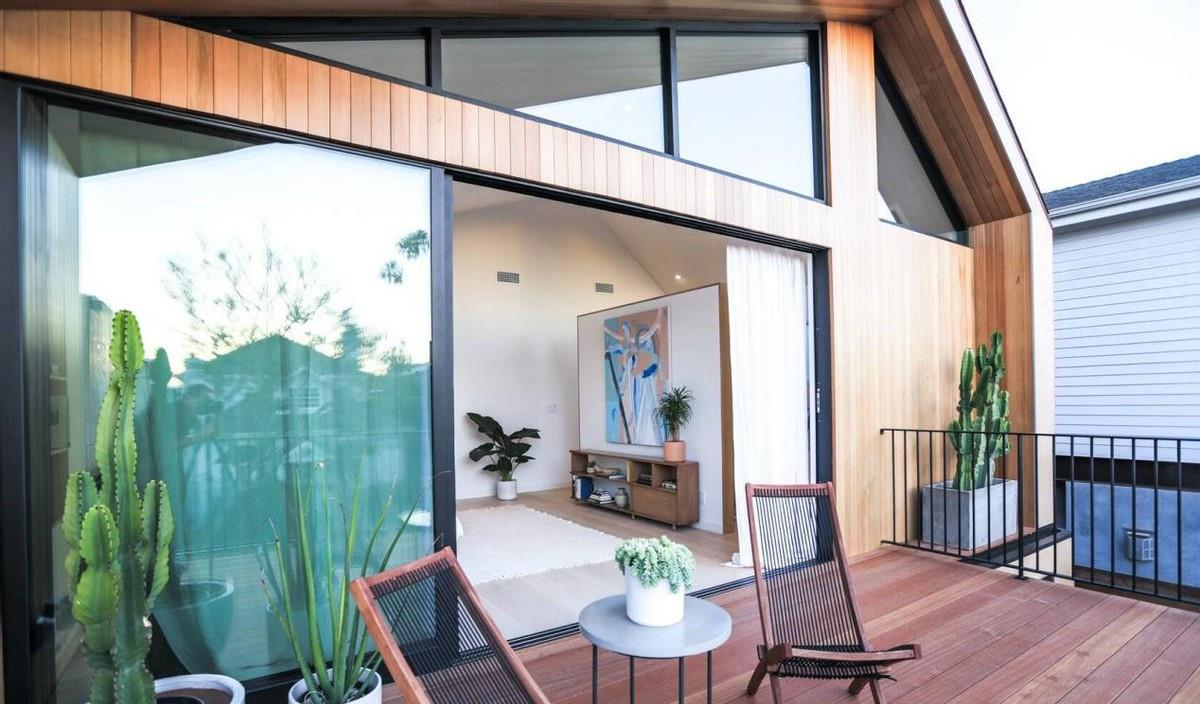 羡慕这套226㎡别墅,门前拥有20平休闲区,屋内装修也是温馨有格调