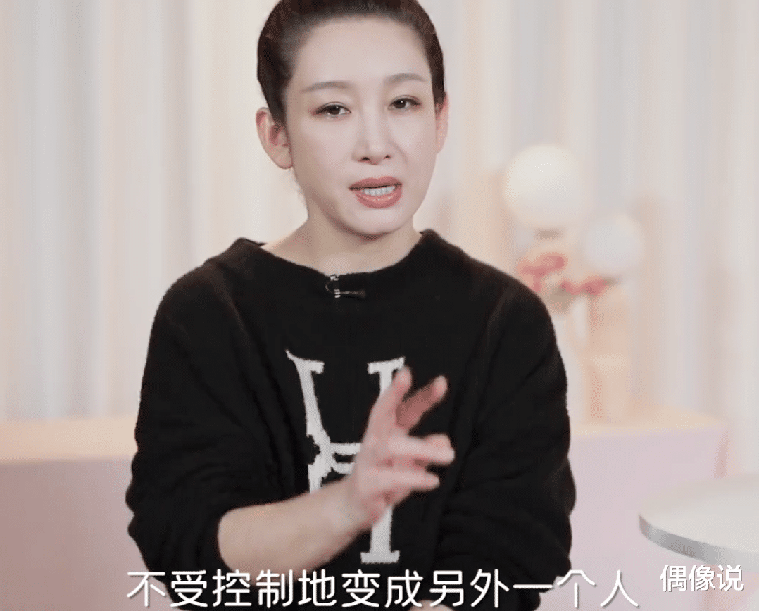 秦海璐|秦海璐和王新军手拉手爬山，老公全程提鞋，蒋勤勤牵手被甩差距大