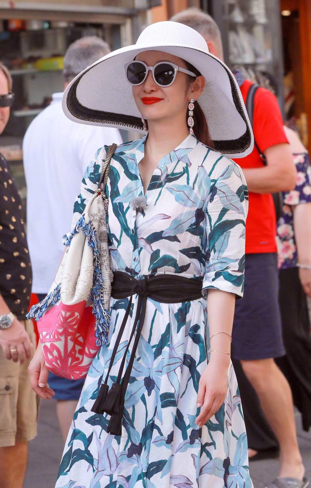 潮帮先生|秦海璐真是越老越有气质，夏日穿搭时髦又高级，值得中年女人借鉴