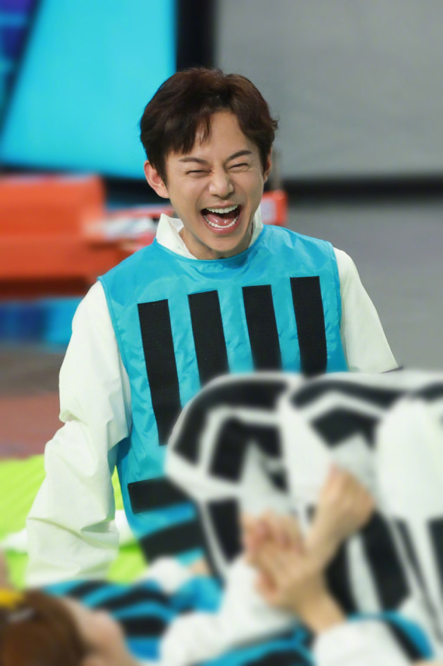 何炅|“摸脸杀”男子身份被曝，何炅这是得罪谁了？