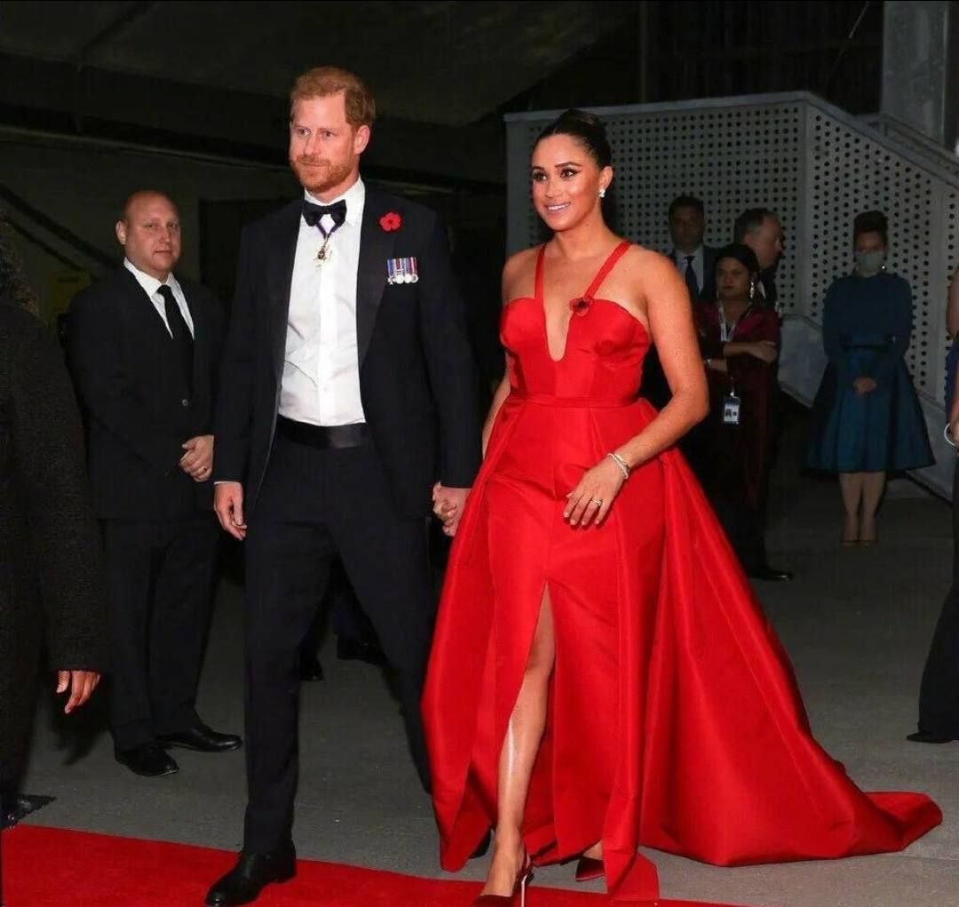 潮帮先生 梅根不考虑减肥吗?穿红色吊带裙勒出赘肉好显壮,信她有130斤了