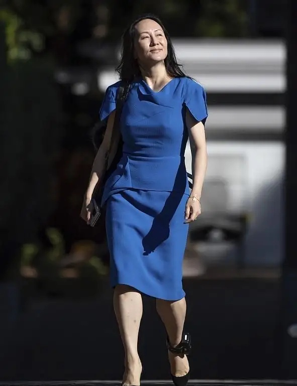 全球时尚号|孟晚舟才是贵族女神，带脚铐仍支持国货，走路带风气质不减