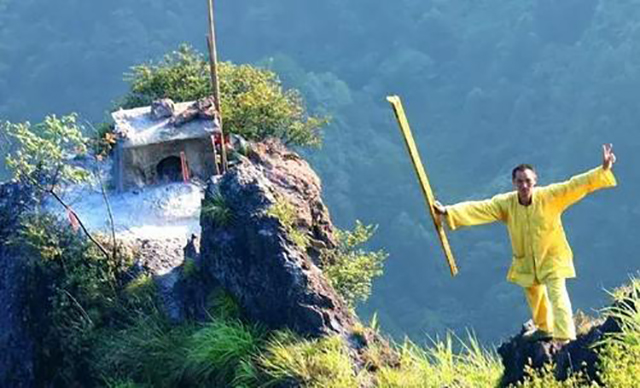 晓君侃史 他在818米悬崖上代人烧香, 一次收199元, 稍有不慎就会失足落崖!