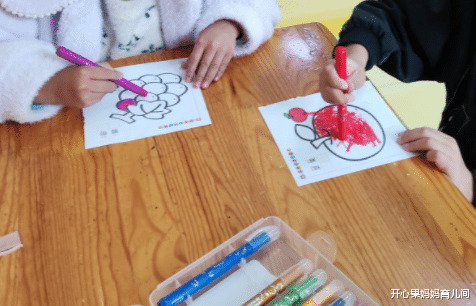 开心果妈妈育儿间|幼儿园小朋友千奇百怪的握笔姿势:会影响视力与学习,家长别大意