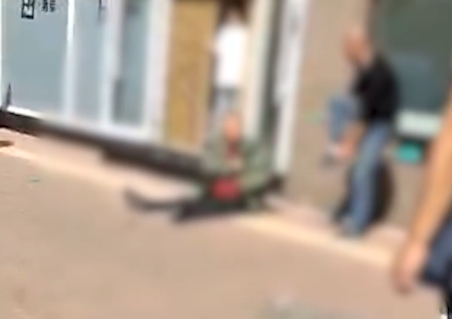 快递 64岁送快递老人遭男子当街暴打，毫无还手之力原因未知