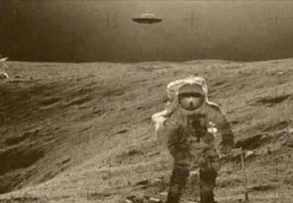 UFO 8月27日，国际空间站在太阳附近拍到“巨型UFO”，静止不动正在吸收能量？