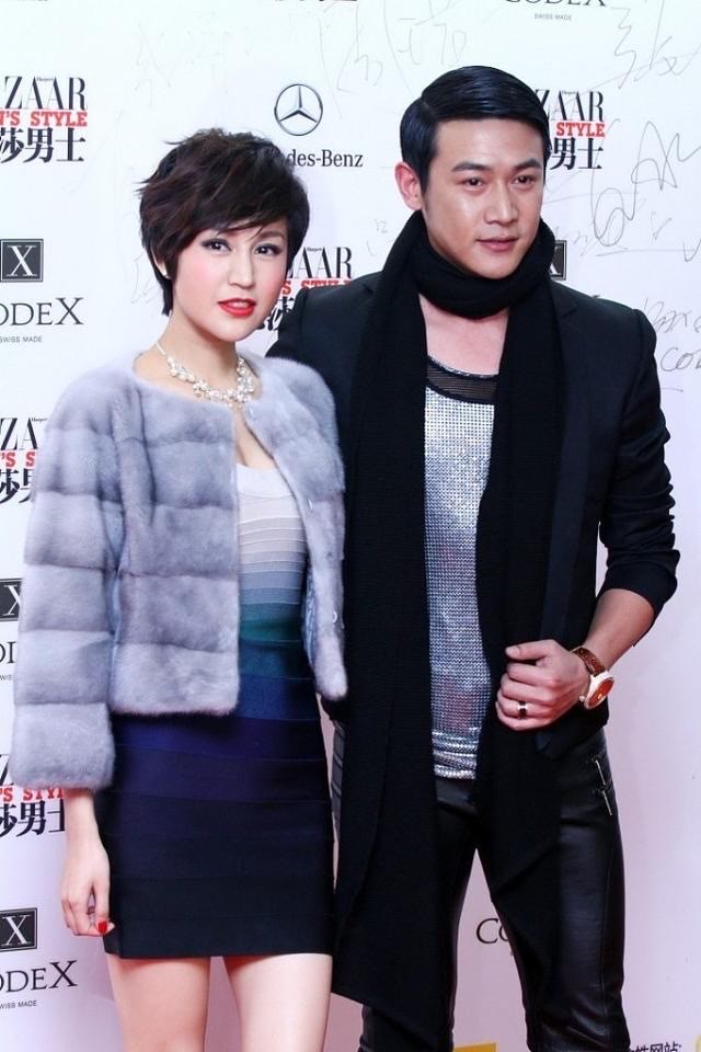 陆毅带老婆亮相活动,油头配皮裤变中年油腻男,鲍蕾倒挺有贵妇范