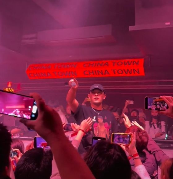 古力娜扎|黄旭沈阳某酒吧说唱,气氛不错观众也跟着摇摆:这人到底是干啥的