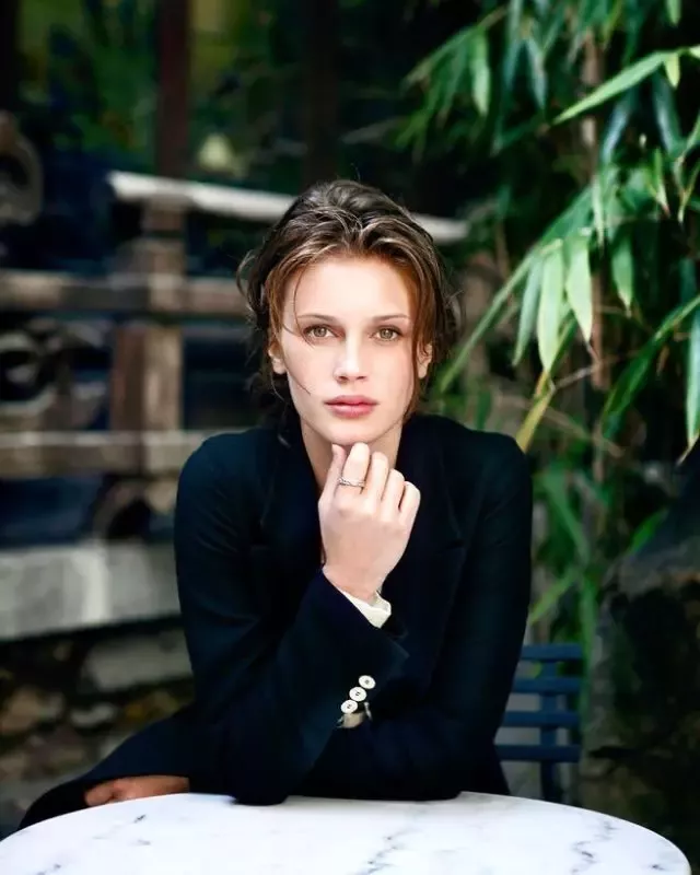 娱乐圈|结识大佬有用吗？法国模特直接从龙套成为主演，娱乐圈还得看资本