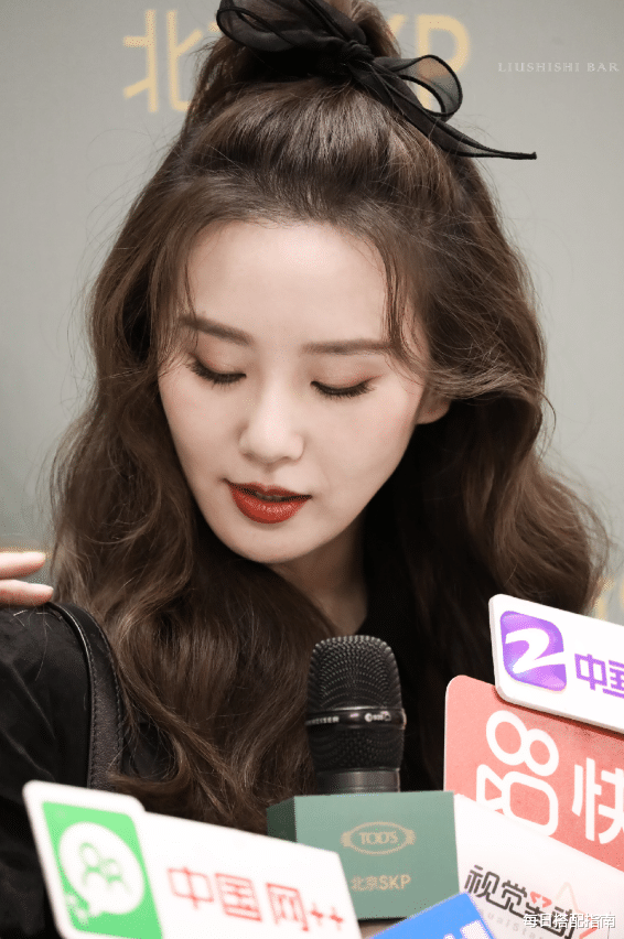 每日搭配指南 刘诗诗真是美到骨子里了,穿黑色网纱裙配丸子头,扮嫩太成功