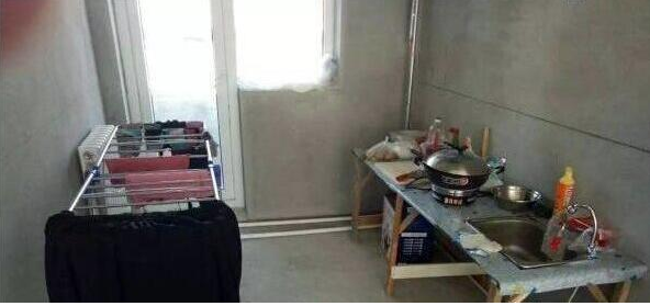 小两口裸婚几年终于买房却没钱装修，为省租金直接住毛胚物屋！